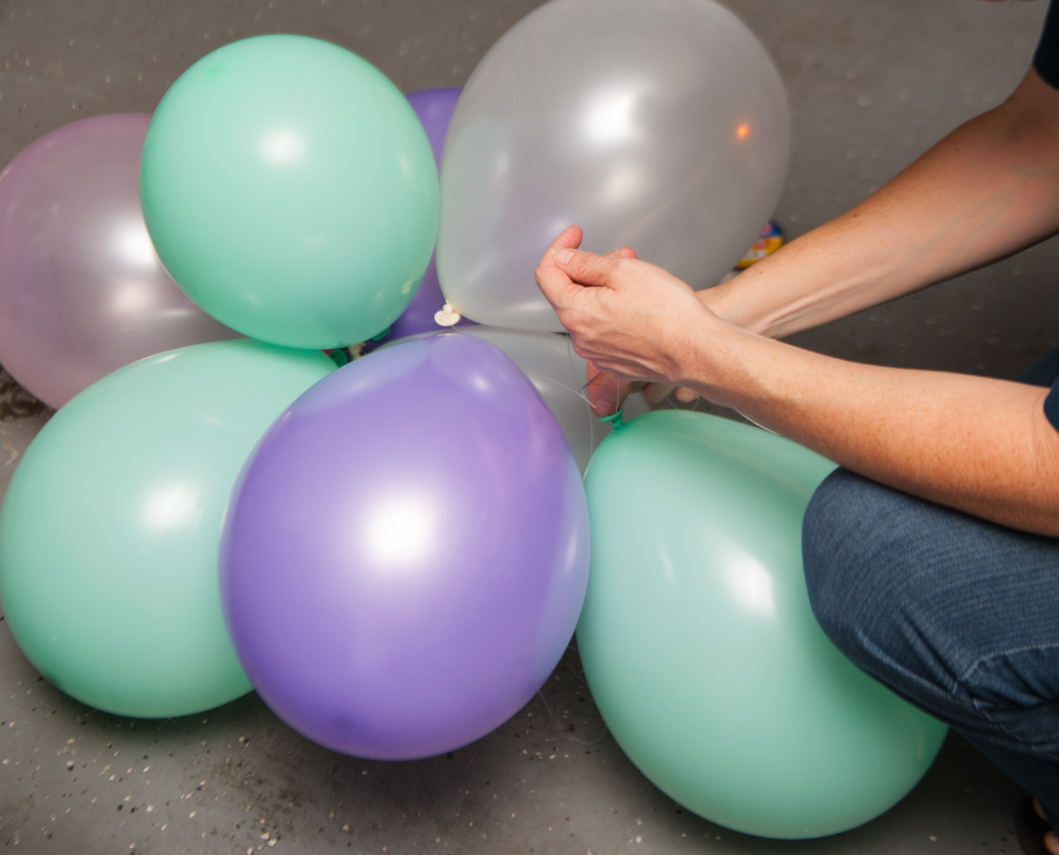 How to Make a Balloon Garland With Fishing Line 